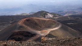 Les majestueux cratères du parc de l'Etna se dressent au-dessus des collines vallonnées de la Sicile sur PhotoCluster