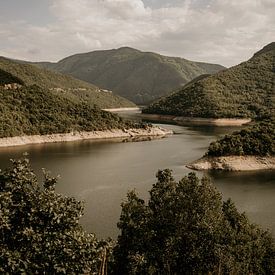 Rivière dans le paysage montagneux bulgare sur Christa Stories
