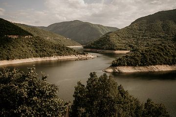 Rivière dans le paysage montagneux bulgare sur Christa Stories