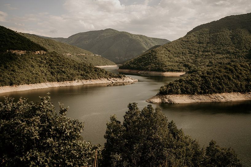 Rivière dans le paysage montagneux bulgare par Christa Stories