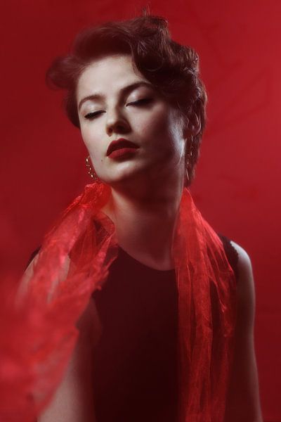 In Red Silence – Fine Art Portrait Photography by Iris Kelly Kuntkes