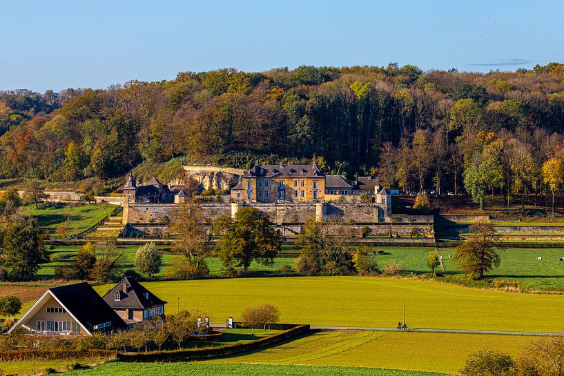 Das Jeker-Tal mit Blick auf den chateau Neercanne in den warmen Herbstfarben von Kim Willems