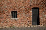 Detail bakstenen muur met deur in Cortanze, Piemonte, Italië van Joost Adriaanse thumbnail