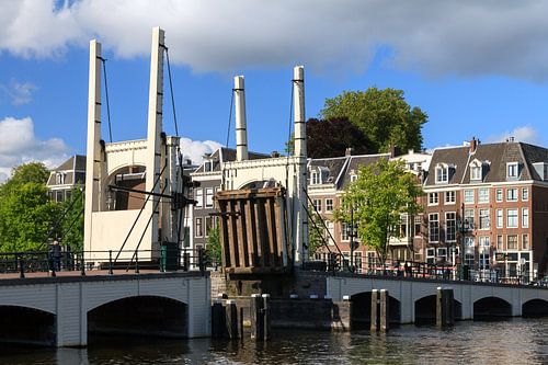 Magere brug geopend in Amsterdam