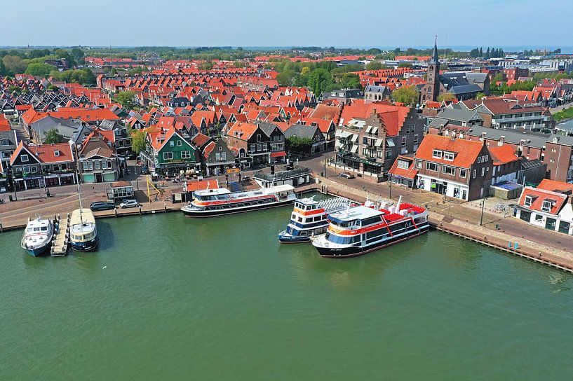 Vue aérienne de la ville de Volendam par Eye on You