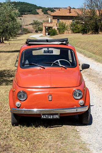 Fiat 500 in Toscaans landschap (4)