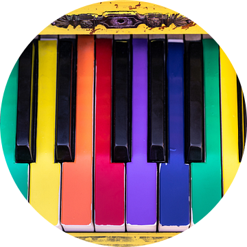 Oude piano met kleurrijke toetsen van Jan van Dasler