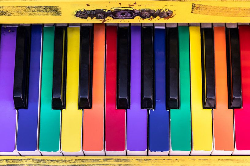 Oude piano met kleurrijke toetsen van Jan van Dasler