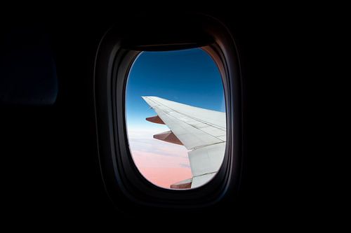 Tragfläche eines Flugzeugs über der Sahara