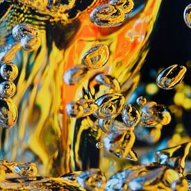 Yellow Red and Blue with bubbles van Herman Peters