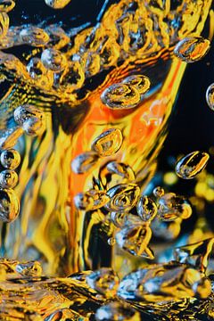 Yellow Red and Blue with bubbles van Herman Peters