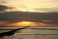 Zonsondergang boven de Waddenzee bij Holwerd