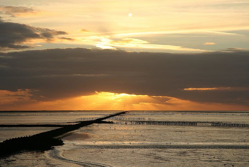 Zonsondergang boven de Waddenzee bij Holwerd van Meindert van Dijk
