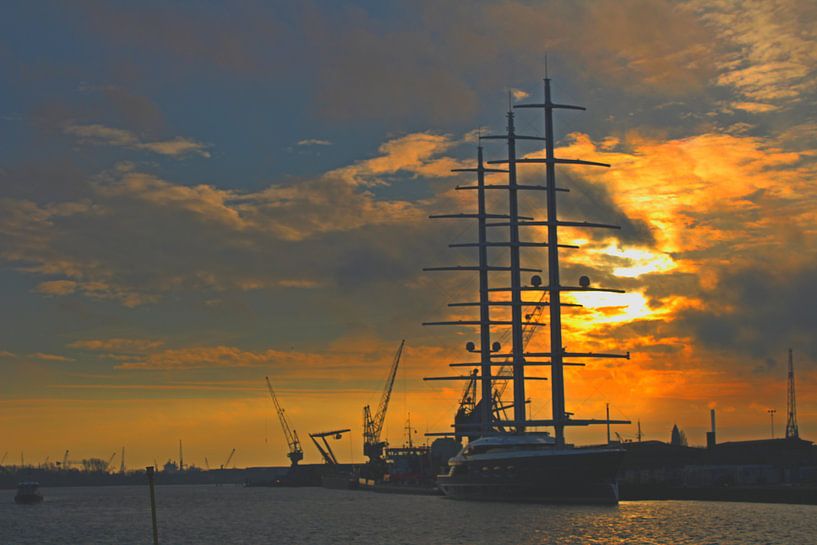 Mega-zeilschip Y712  by Persbureau Hofman B.V.