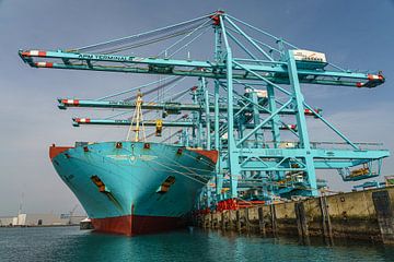 Mega groot containerschip de Mette Maersk. van Jaap van den Berg