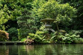 Lanterne japonaise traditionnelle en pierre recouverte de mousse sur Frans Rombout