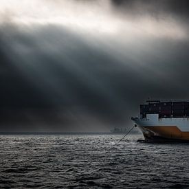 Sonnenstrahlen und das Container Schiff von Patrick Schwarzbach