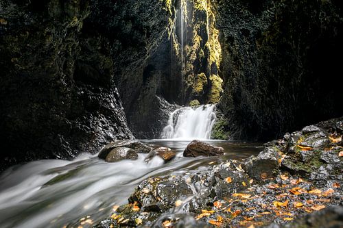 Chute d'eau dans la gorge de Nauthúsagil, Islande