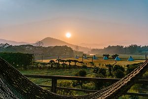 Zonsokomst in Pai (Thailand) van Tim Rensing