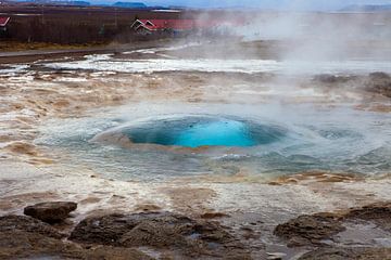 Strokkur geiser op IJsland van Michelle Peeters