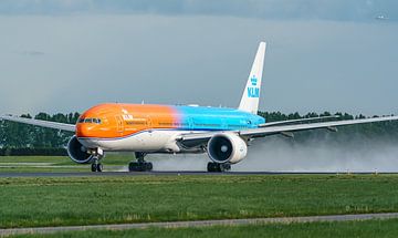 Take-off KLM Boeing 777-300 passagiersvliegtuig. van Jaap van den Berg