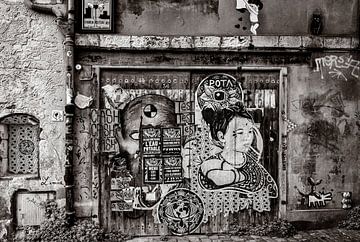 Oude muur met tekeningen en graffiti  in La Rochelle van Hanneke Luit