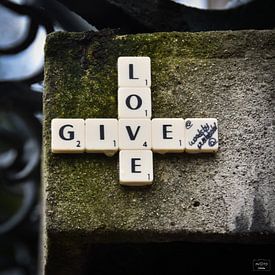 GIVE LOVE - streetart van Photo Julleke
