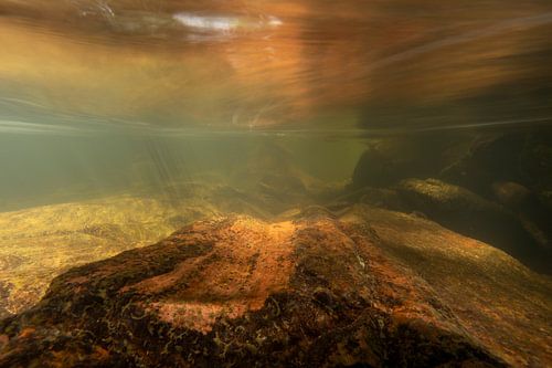 Snelstromende rivier met rode zandsteen