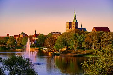 Silhoutte der Hansestadt Stralsund im Abendlicht mit Springbrunnen und Teich von Stefan Dinse