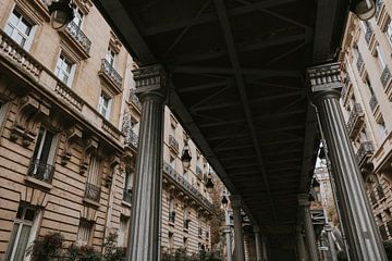 Stehend unter der Metrolinie 6 in Paris, Frankreich