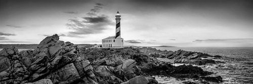 Eiland Menorca met vuurtoren Favàritx in zwart-wit.