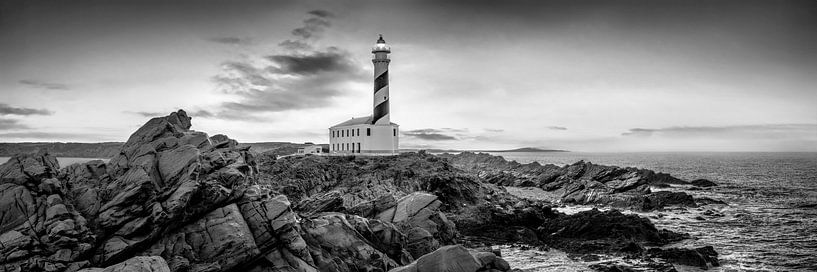 Insel Menorca mit Leuchtturm Favàritx  in schwarzweiss. von Manfred Voss, Schwarz-weiss Fotografie