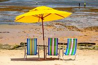 Strandstoelen & een parasol op het strand van de Atlantische kust in Bahia, Brazilie. van Eyesmile Photography thumbnail
