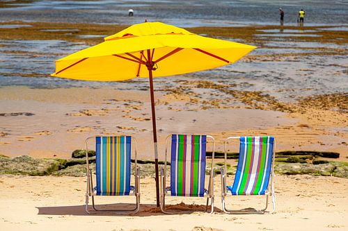 Strandstoelen & een parasol op het strand van de Atlantische kust in Bahia, Brazilie.