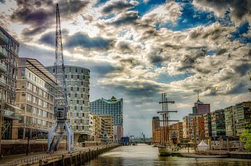 Hamburg Hafencity mit Wolken von Dieter Walther