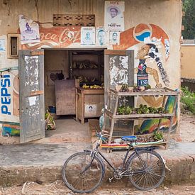 Lokale supermarkt in de middel of nowhere in Oeganda, Afrika van Laura de Kwant