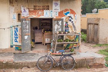 Lokale supermarkt in de middel of nowhere in Oeganda, Afrika van Laura de Kwant