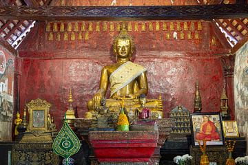 ein sehr alter vergoldeter Holzbuddha im Wat Long Koon