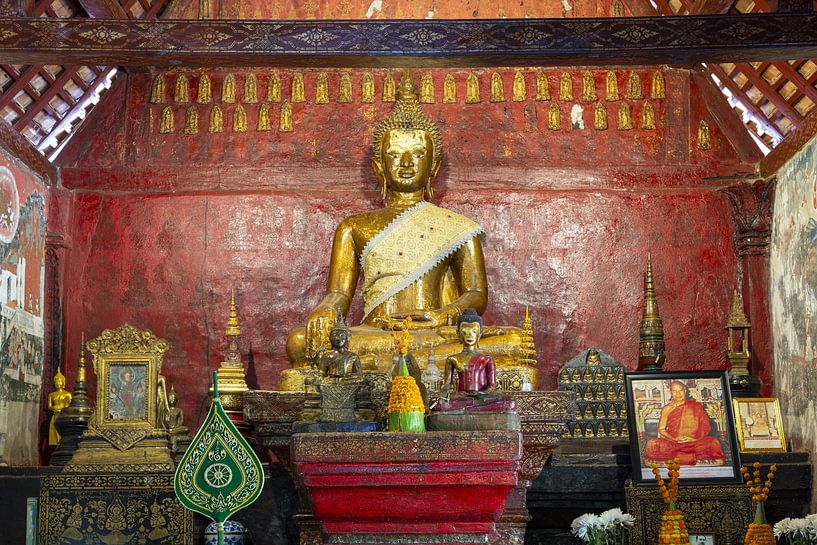 een zeer oude vergulde houten Boeddha in Wat Long Koon van Walter G. Allgöwer