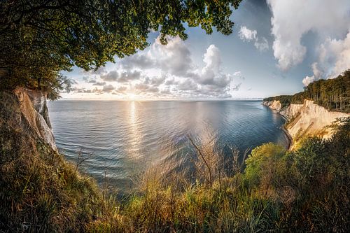 Krijtrotsen bij zonsopgang op het eiland Rügen