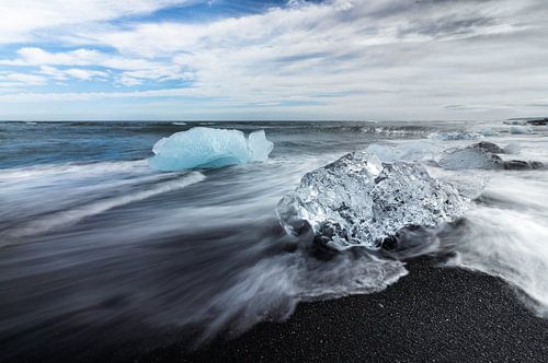 IJsschotsen op Diamond Beach, IJsland van Lennart ter Harmsel