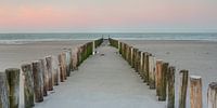 Strandpalen tijdens zonsopkomst by Evert Jan Kip thumbnail