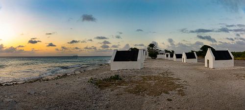 Panorama avec maisons d'esclaves sur White Pan Bonaire au coucher du soleil