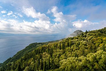 groene ruimten, blauwe zee en lucht boven Korfoe van Leo Schindzielorz