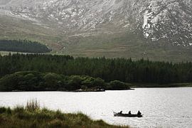 Vissersbootje op een meer in Connemara, County Galway, Ierland by Roel Janssen