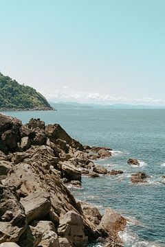 Rugged rocks on the coast of the Atlantic Ocean by Fotograaf Elise