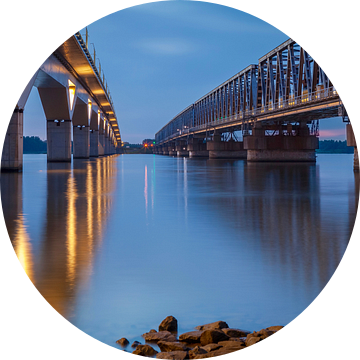 hsl - brug en oude vakwerkbrug Moerdijk van Eugene Winthagen