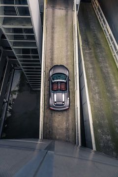 Audi R8 V10 in een Stijlvolle Parkeergarage met Zacht Licht van Sebastiaan van 't Hoog