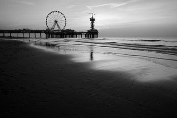 Sunset Scheveningen in black and white by Arjen Roos