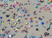 Badgasten op het strand van Zandvoort op een warme zomerse dag van Marco van Middelkoop thumbnail